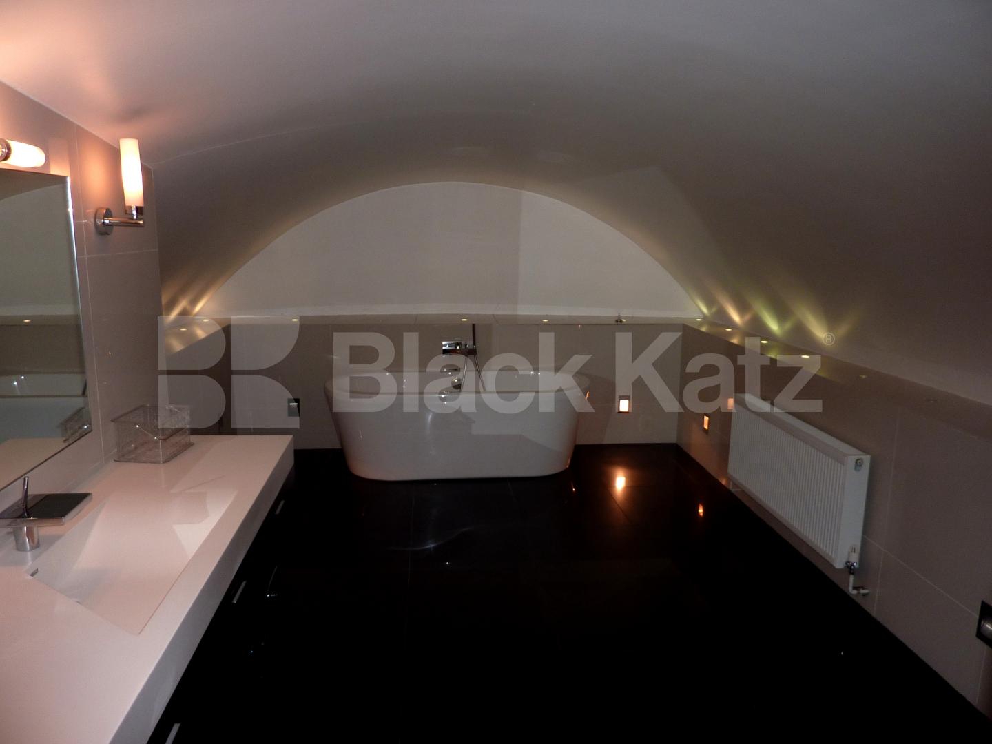 			REGENTS PARK, 2 Bedroom, 1 bath, 1 reception Flat			 Albany Street, REGENTS PARK